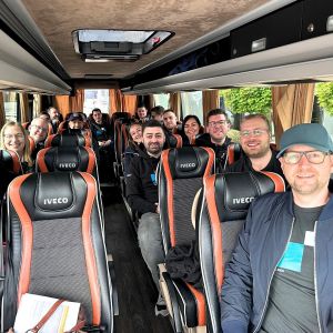 Bildgalerie_Karriere_2026 - Gemeinsamer Ausflug im Egenberger‑Bus – starkes Team, viel Spaß, echtes Wir‑Gefühl #cloudheroes