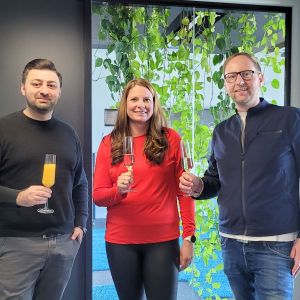 Bildgalerie_Karriere_2026 - Teammoment: Julia stößt mit Özcan und Tobias auf 5 Jahre Erfolg an #cloudheroes